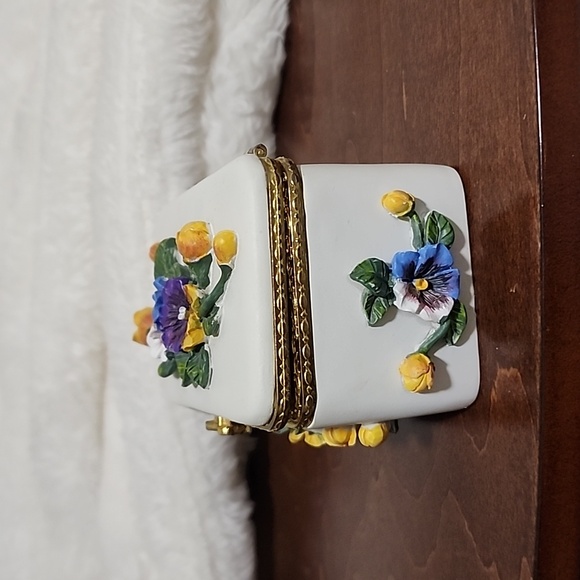 Vintage Floral Trinket Box with Gold Accents - Picture 4 of 9